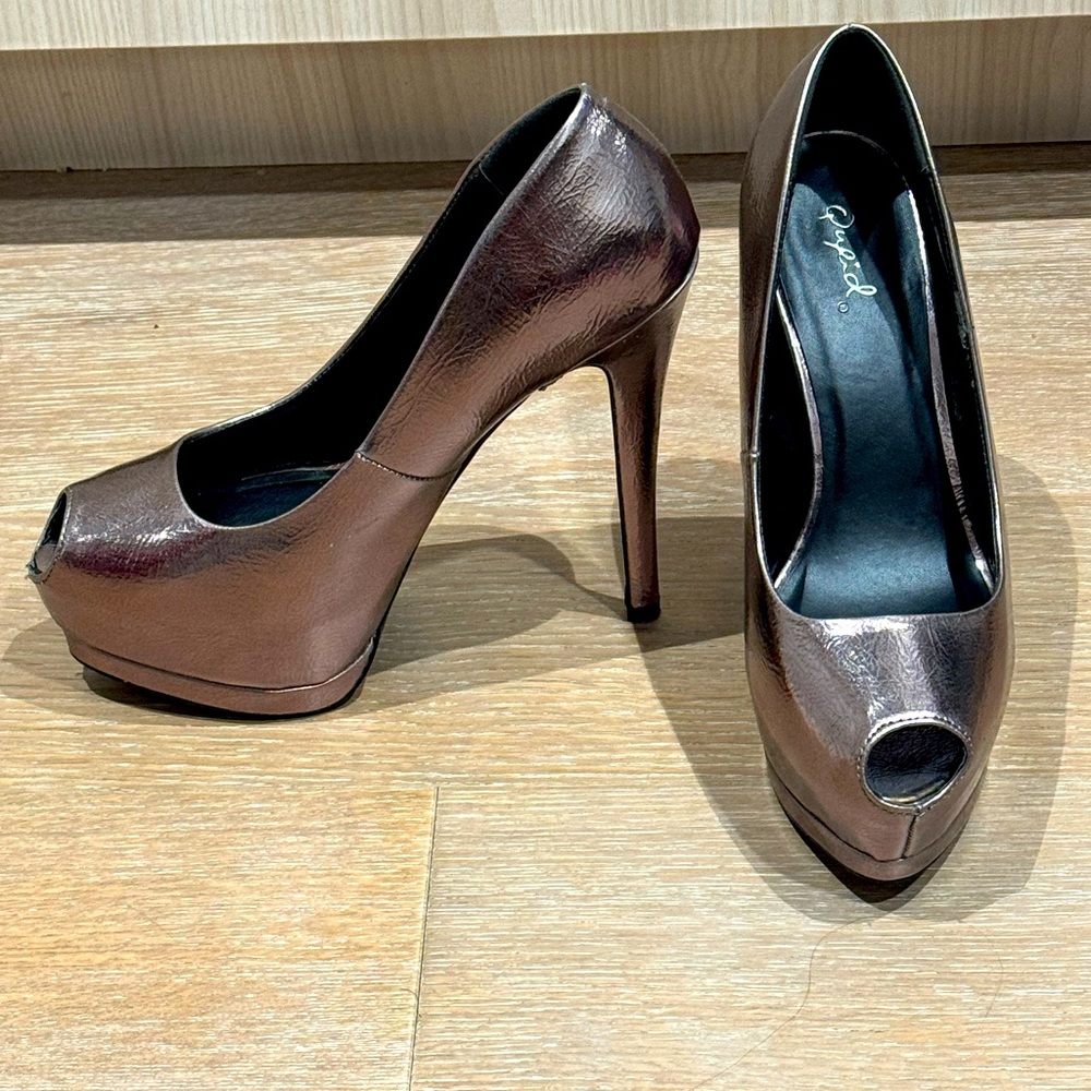 Qupid Pewter Crinkle peep toe pump